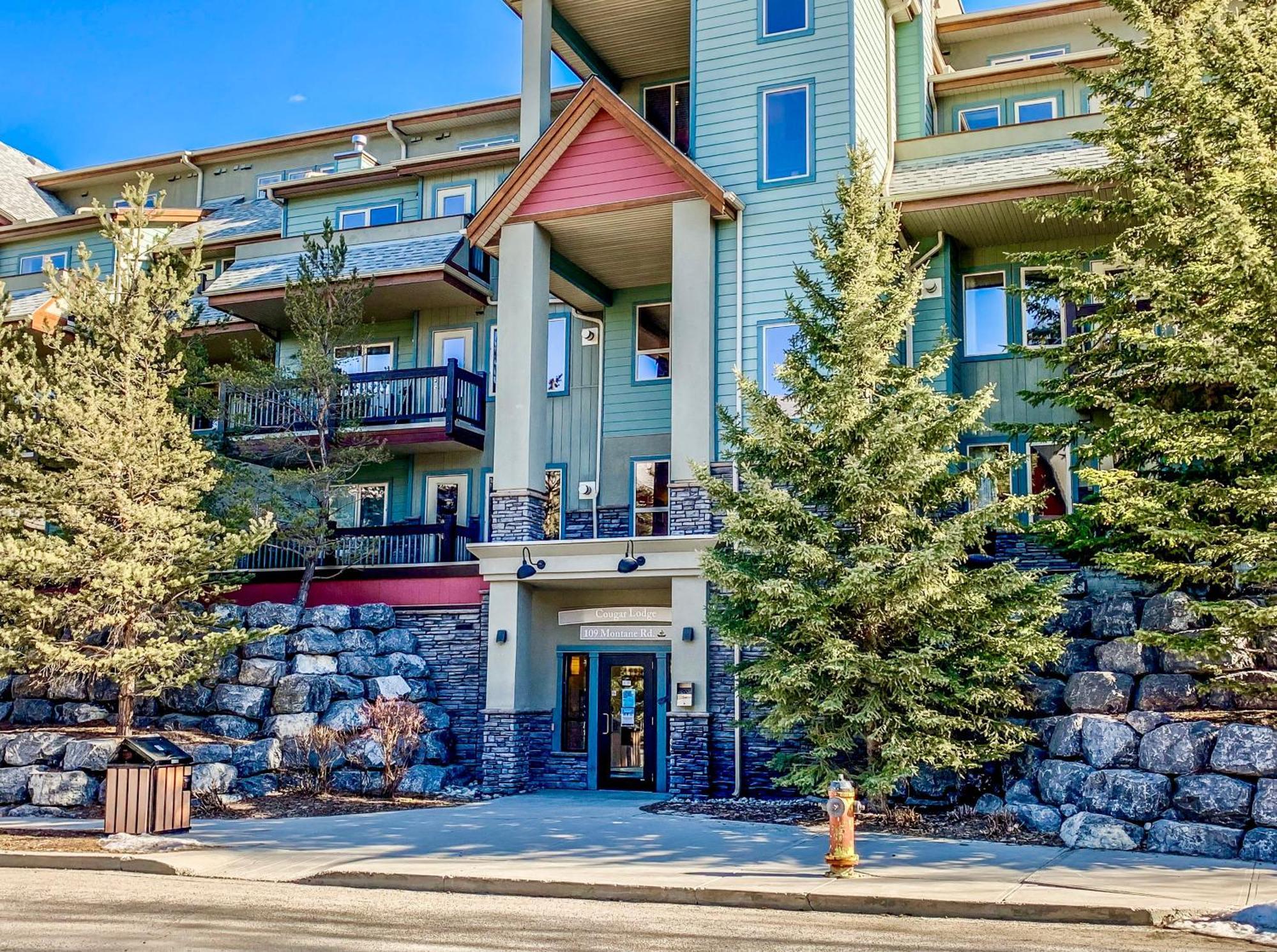 Canmore Mountain View Loft Apartment Heated Outdoor Pool Exterior photo
