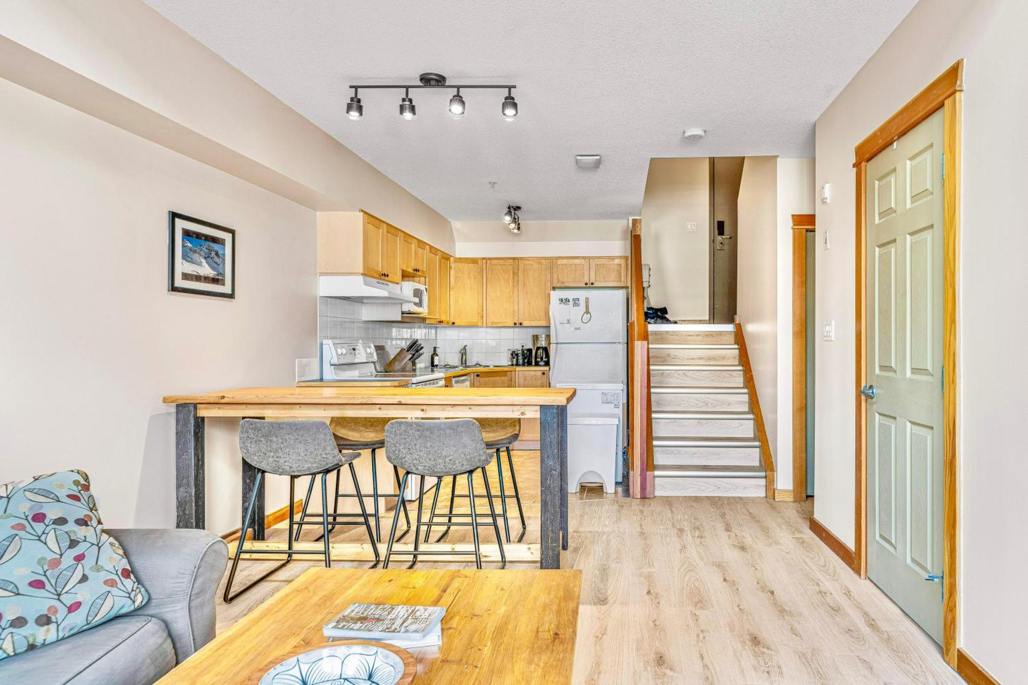 Canmore Mountain View Loft Apartment Heated Outdoor Pool Exterior photo