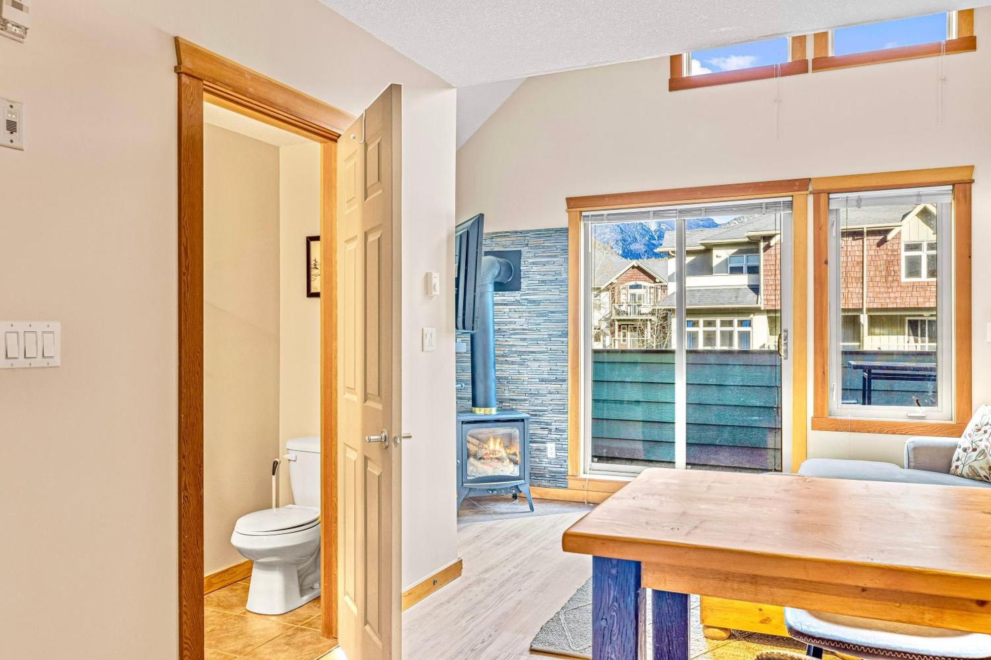 Canmore Mountain View Loft Apartment Heated Outdoor Pool Exterior photo