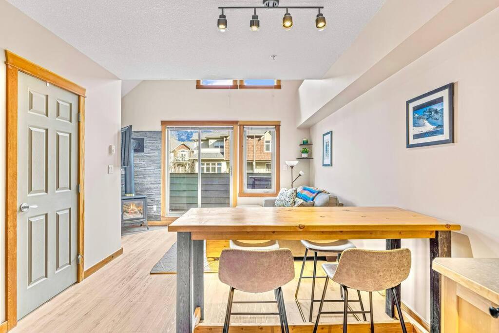 Canmore Mountain View Loft Apartment Heated Outdoor Pool Exterior photo