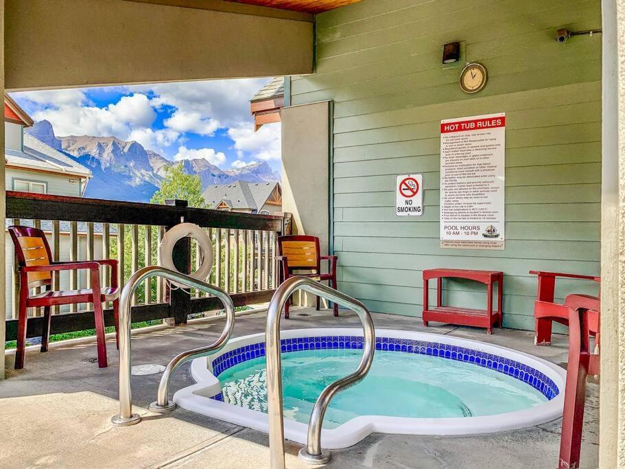 Canmore Mountain View Loft Apartment Heated Outdoor Pool Exterior photo