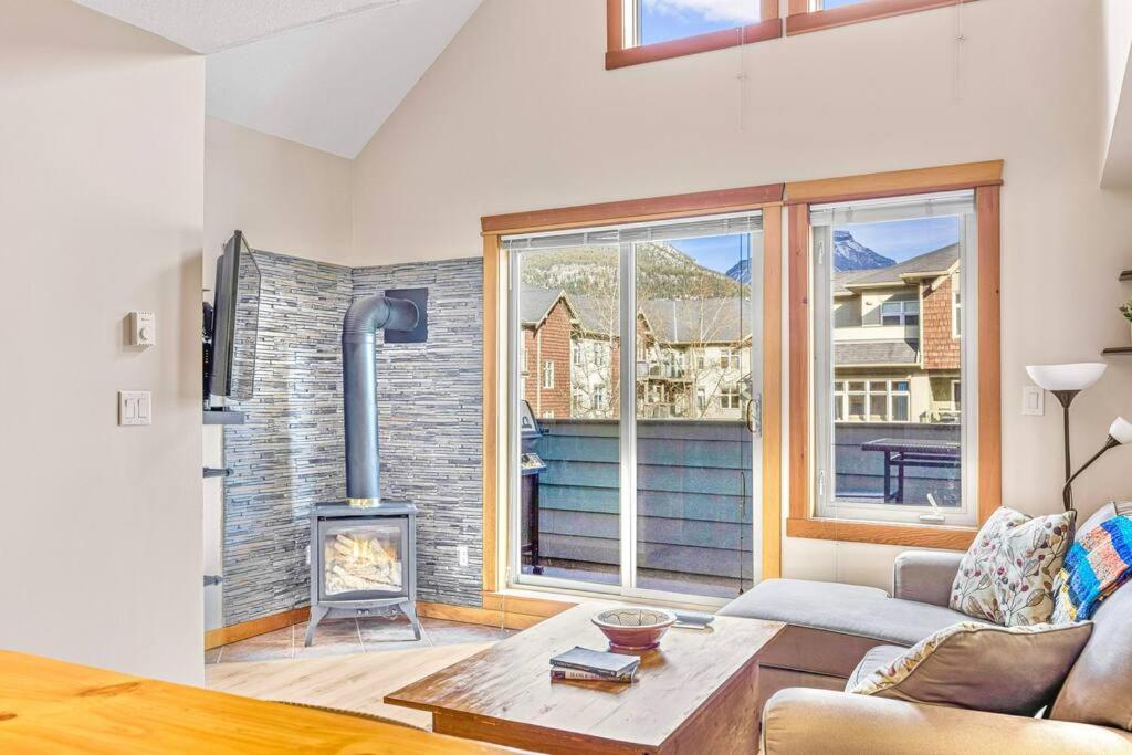 Canmore Mountain View Loft Apartment Heated Outdoor Pool Exterior photo